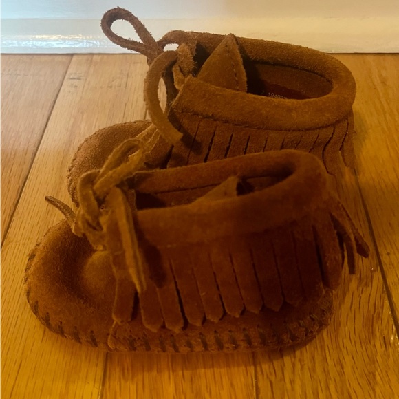Minnetonka size 2 brown suede baby fringe boots - Picture 4 of 6